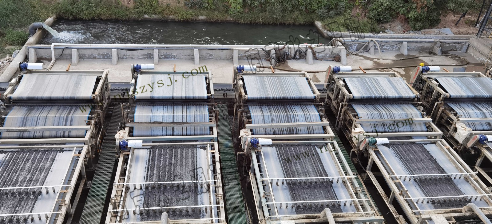 带式压滤机.jpg 带式压滤机.jpg